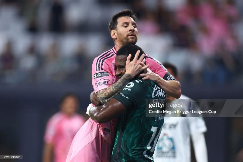 Ảnh cảm xúc: Messi liên tục lau mắt, cúi đầu, được đối thủ ôm nhấc bổng lên xoa dịu nỗi đau giữa trận đấu- Ảnh 8.