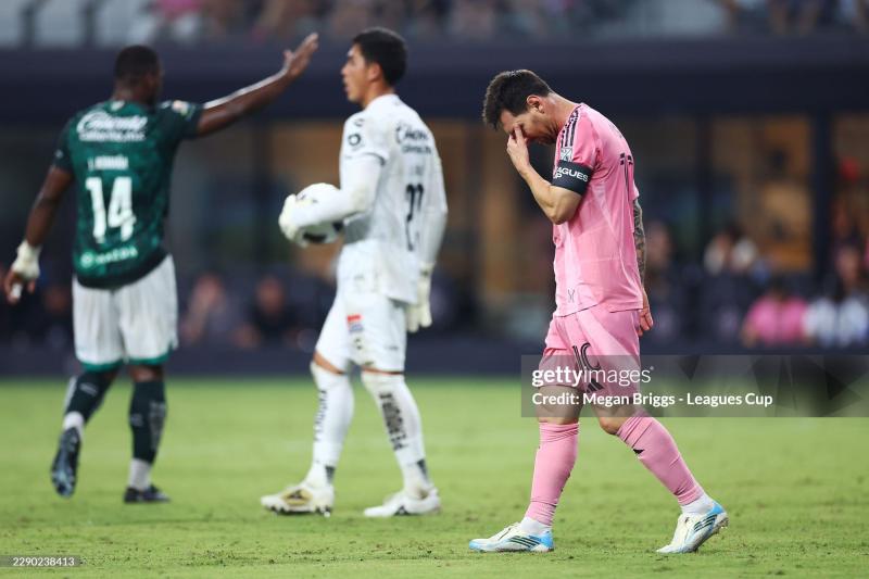 Ảnh cảm xúc: Messi liên tục lau mắt, cúi đầu, được đối thủ ôm nhấc bổng lên xoa dịu nỗi đau giữa trận đấu- Ảnh 2.