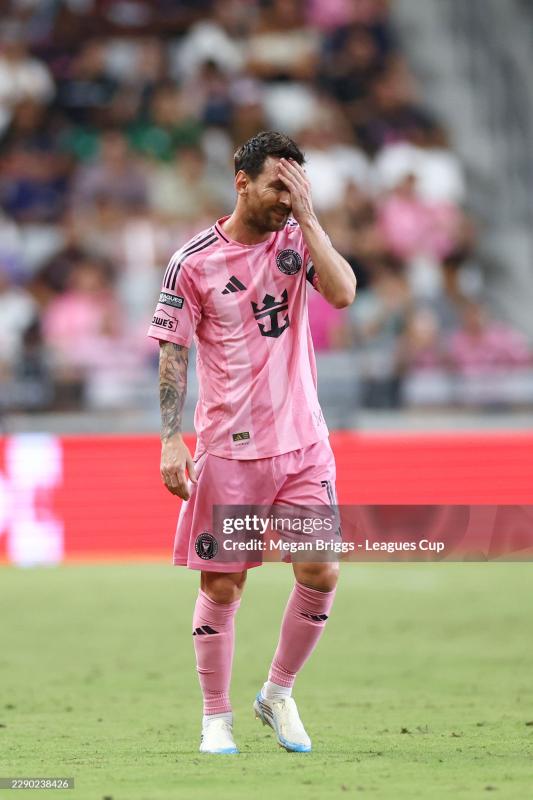Ảnh cảm xúc: Messi liên tục lau mắt, cúi đầu, được đối thủ ôm nhấc bổng lên xoa dịu nỗi đau giữa trận đấu- Ảnh 3.