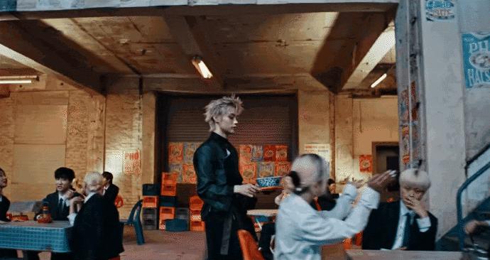 Trai Việt diện áo dài, bưng phở "đại náo" đất Hàn, mang văn hóa Việt Nam rạng danh ở Kpop! - Ảnh 3.