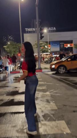 Đáng yêu hết sức: Thành Chung căng mắt tìm rồi thả tim cực ngọt cho bà xã hotgirl Tuyên Quang trên khán đài sau chiến thắng của ĐT Việt Nam- Ảnh 2.