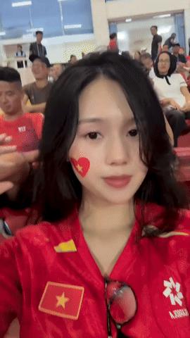 Đáng yêu hết sức: Thành Chung căng mắt tìm rồi thả tim cực ngọt cho bà xã hotgirl Tuyên Quang trên khán đài sau chiến thắng của ĐT Việt Nam- Ảnh 3.