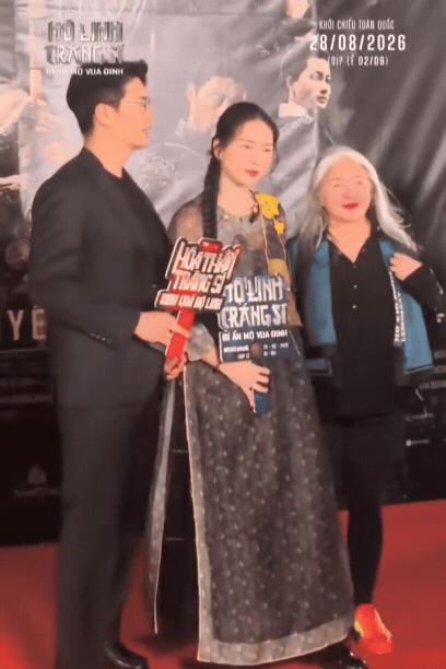 Ánh mắt của Huy Trần khi nhìn Ngô Thanh Vân và Johnny Trí Nguyễn ôm nhau đang gây xôn xao- Ảnh 1.
