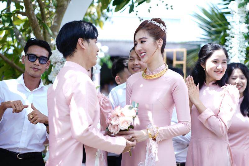 Mỹ nhân quê miền Tây cưới ca sĩ hơn 17 tuổi: Được chồng giao giữ hết tiền, sống trong biệt thự 20 tỷ đồng- Ảnh 2.