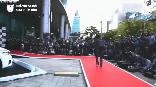 Lần đầu có sao hạng A mặc quần bò, đeo ba lô lên thảm đỏ: Visual tuyệt đối điện ảnh nhưng quyết không chịu đẹp- Ảnh 2.