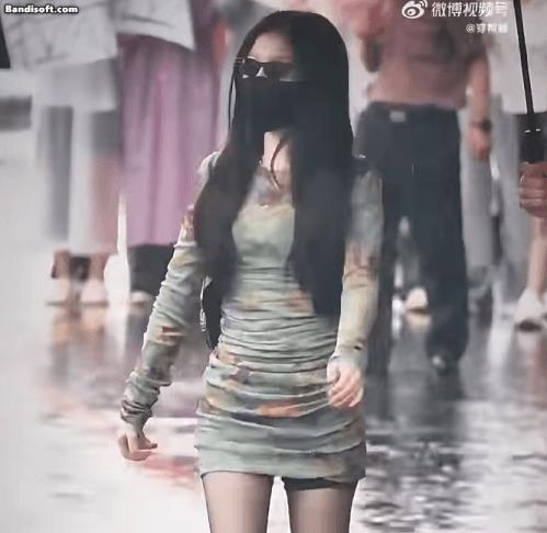 Biển người đứng dưới mưa tầm tã để ngắm tận mắt 1 mỹ nhân: Visual người gặp người yêu, xuất hiện là nổi rần rần- Ảnh 2.