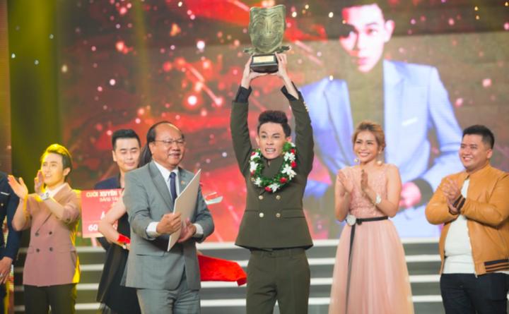 Hai quán quân Cười Xuyên Việt sau 9 năm: Người làm xí nghiệp, người đắt show- Ảnh 1.