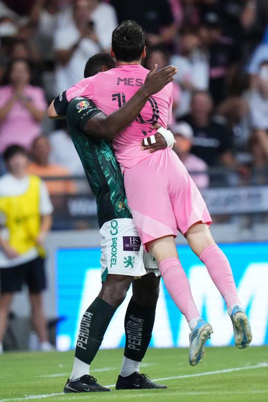 Ảnh cảm xúc: Messi liên tục lau mắt, cúi đầu, được đối thủ ôm nhấc bổng lên xoa dịu nỗi đau giữa trận đấu- Ảnh 7.