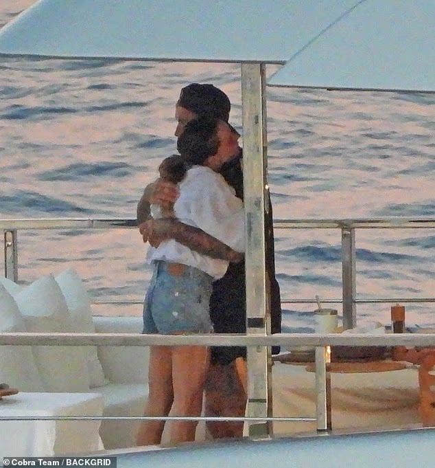 Paparazzi "tóm dính" David Beckham âu yếm con gái trên siêu du thuyền, Victoria khoe body nóng bỏng, nhan sắc tiểu thư Harper chiếm spotlight- Ảnh 1.