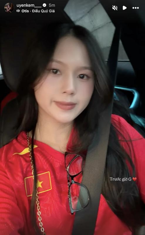 Đáng yêu hết sức: Thành Chung căng mắt tìm rồi thả tim cực ngọt cho bà xã hotgirl Tuyên Quang trên khán đài sau chiến thắng của ĐT Việt Nam- Ảnh 4.