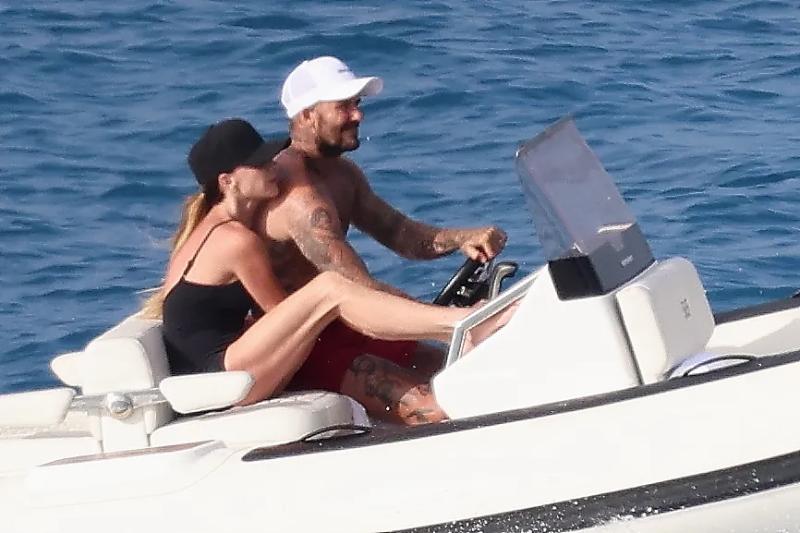 Địa Trung Hải “chia đôi” nhà Beckham: Cậu cả tình tứ cùng vợ xuất thân nhà tỷ phú, Beck-Vic và các con quây quần trên du thuyền khác - Ảnh 7.