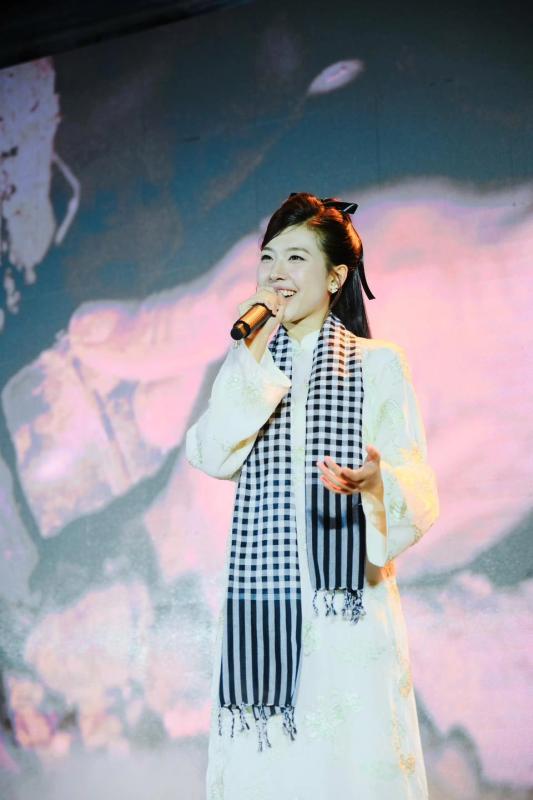 Ca sĩ Việt được đề cử đẹp nhất thế giới: Giỏi Văn đỗ Á khoa đại học, hát hay múa giỏi nhan sắc như Hoa hậu - Ảnh 1.