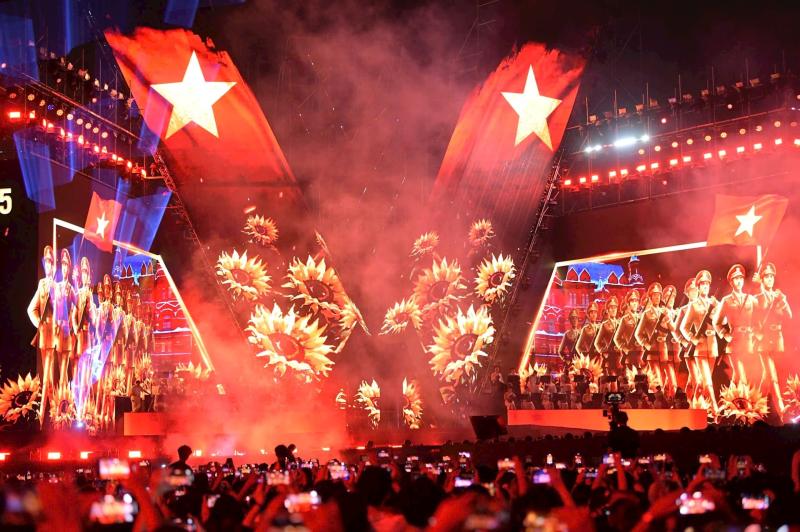 Hương Tràm rạng rỡ, Hòa Minzy tràn đầy năng lượng cùng dàn sao đổ bộ tổng duyệt Concert Tổ Quốc Trong Tim- Ảnh 8.