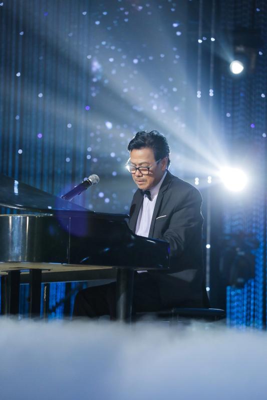 NSƯT U70 xuất hiện tại concert Quốc gia được mệnh danh “ông hoàng nhạc đỏ”, sở hữu 5 hòn đảo, xây nhà hát riêng - Ảnh 6.