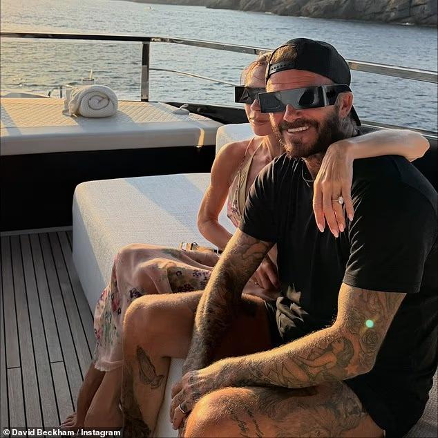 Vợ chồng David Beckham và Victoria hạnh phúc cùng ngắm nhật thực trên du thuyền hơn 560 tỷ đồng- Ảnh 1.