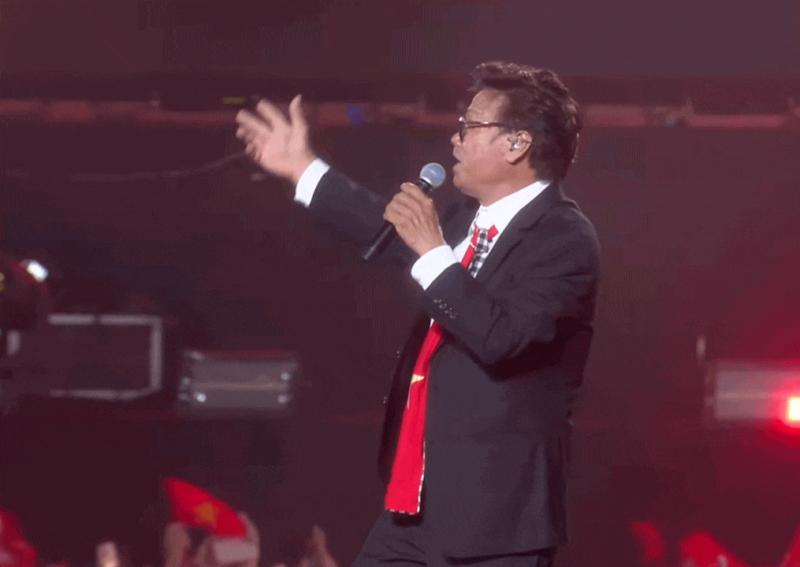 NSƯT U70 xuất hiện tại concert Quốc gia được mệnh danh “ông hoàng nhạc đỏ”, sở hữu 5 hòn đảo, xây nhà hát riêng - Ảnh 2.