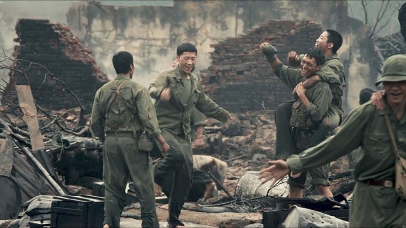 Từ Mưa Đỏ đến Nghỉ Hè Sợ Nghỉ Hưu: Một dòng chảy không chỉ có khói lửa- Ảnh 6.