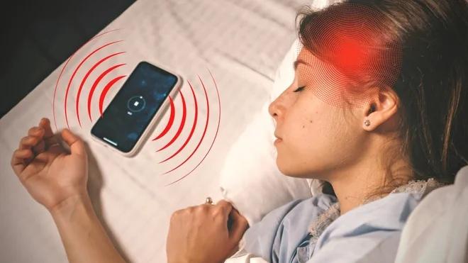 Lời khuyên cho tất cả những ai đặt điện thoại ngay giường ngủ mỗi tối - Ảnh 3.