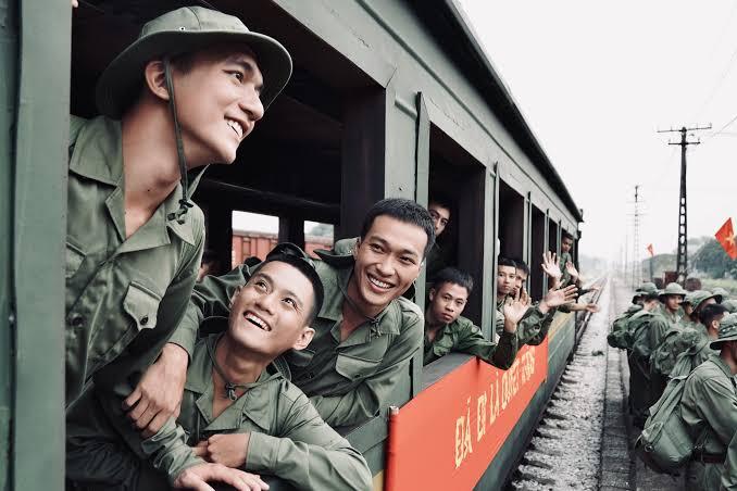 Từ Mưa Đỏ đến Nghỉ Hè Sợ Nghỉ Hưu: Một dòng chảy không chỉ có khói lửa- Ảnh 2.