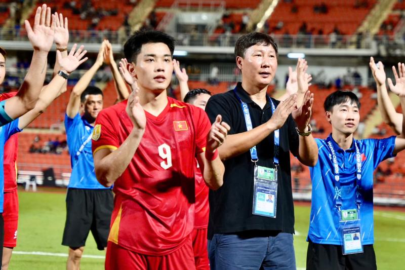 Phỏng vấn HLV Kim Sang-sik: “Tôi có gay gắt với Đình Bắc đâu, yêu thương còn không hết”- Ảnh 5.