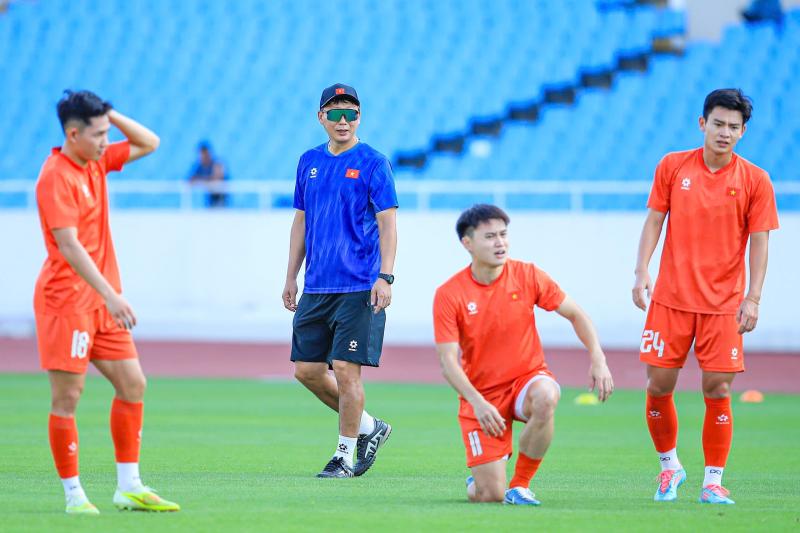 Phỏng vấn HLV Kim Sang-sik: “Tôi có gay gắt với Đình Bắc đâu, yêu thương còn không hết”- Ảnh 2.