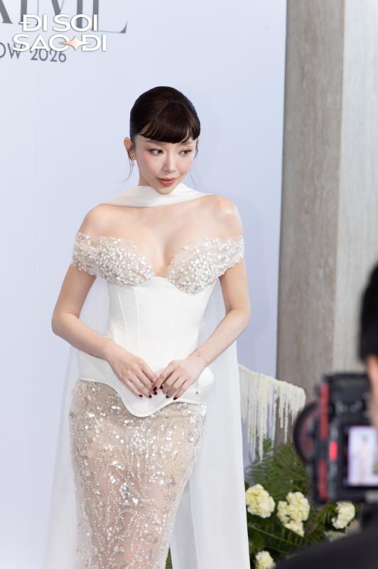 Tóc Tiên mặc váy cưới- Ảnh 3.