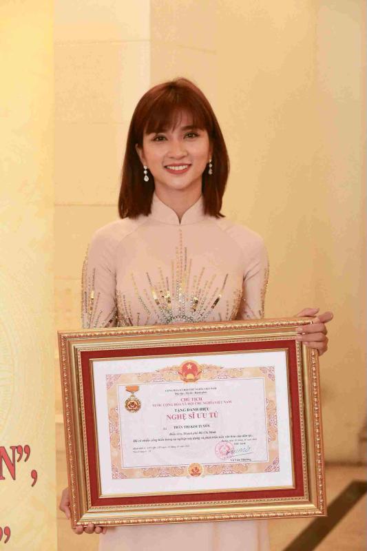 Việt Nam hiếm ai mới học cấp 2 đã đẹp điên đảo như cô gái này: Visual minh tinh trời sinh, đè bẹp cả showbiz- Ảnh 3.