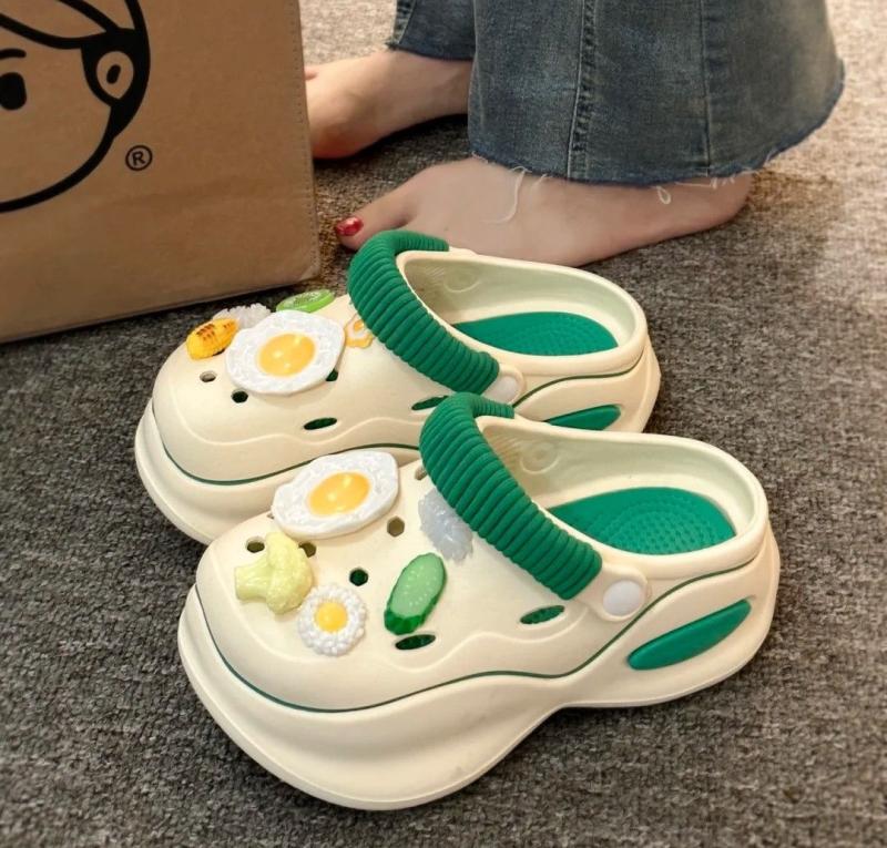 Lời khuyên cho những người thích đi dép sục, dép "kiểu crocs"- Ảnh 2.