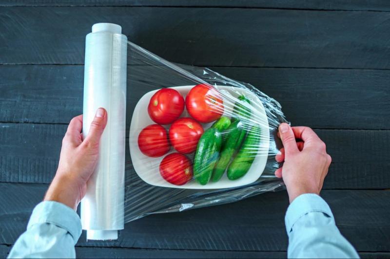 Ai hay dùng màng bọc thực phẩm nhất định phải biết điều này- Ảnh 1.
