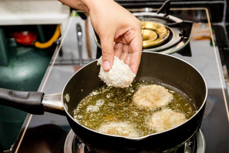 Dầu ăn chưa hết hạn vẫn có thể "hỏng": 4 thói quen khiến nhiều gia đình Việt âm thầm rước bệnh vào người- Ảnh 1.