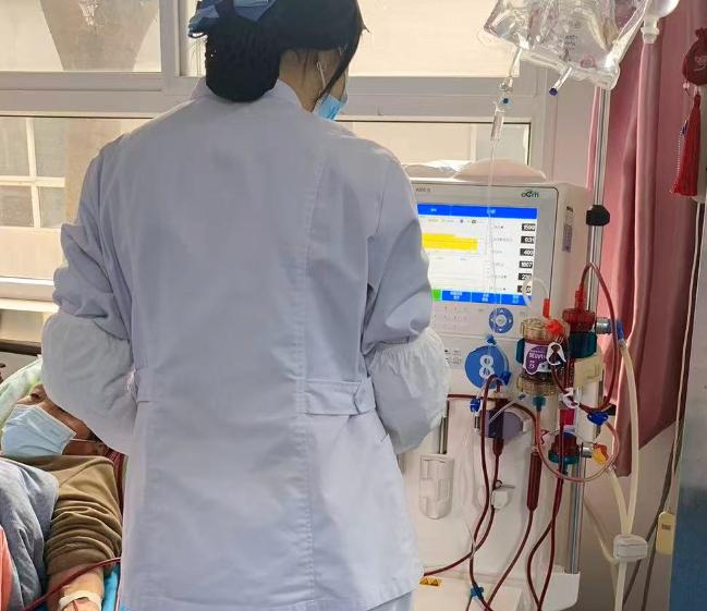 Nam doanh nhân 47 tuổi suy thận giai đoạn cuối vì 1 hành động rất nhiều người "quen tay" mỗi khi đau đầu - Ảnh 4.