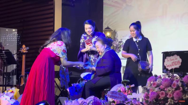 Nữ diễn viên duy nhất được Trấn Thành gọi là "báu vật Việt Nam", diễn hay đến nỗi khán giả xếp hàng tặng tiền- Ảnh 5.