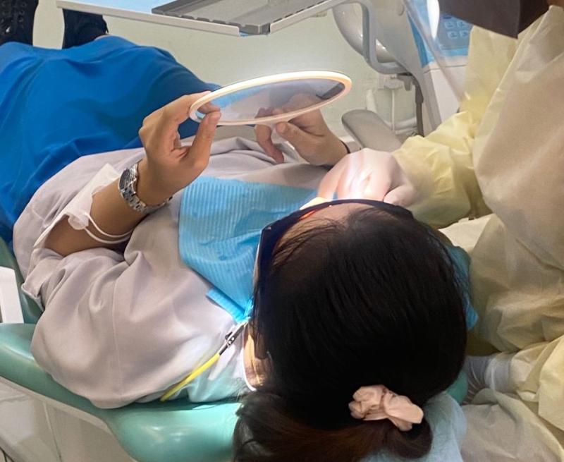 Nữ nghiên cứu sinh tiến sĩ 27 tuổi phát hiện nhiễm HIV, cách mà cô bị lây nhiễm khiến nhiều người "lạnh sống lưng" - Ảnh 2.