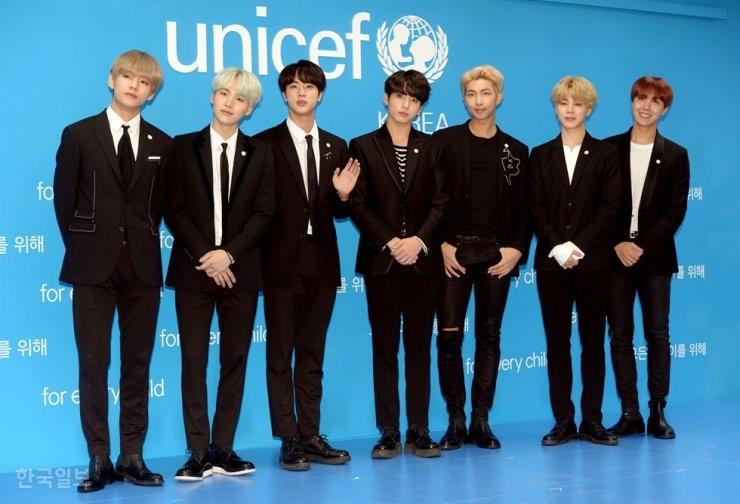 Nụ hôn khiến cả thế giới phát khóc của mỹ nam 59 triệu fan nhóm BTS- Ảnh 4.