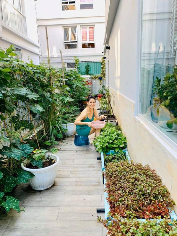 Mẹ đơn thân Vbiz sống trong biệt thự 4 tầng ở TP.HCM, U50 mà đứng cạnh Tăng Thanh Hà vẫn sáng bừng- Ảnh 4.