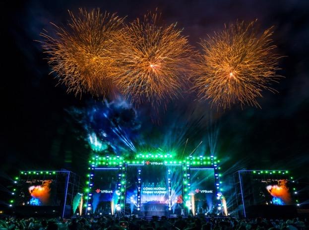 Hàng nghìn khán giả “cháy” hết mình trong đêm nhạc hội bùng nổ VPBank Prime's Night, tiếp lửa hơn 10.500 runner trước Race Day- Ảnh 9.