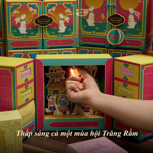 Thắp sáng được, lưu giữ được: Hộp bánh trung thu khiến cả văn phòng bỏ họp 10 phút để đập hộp - Ảnh 6.