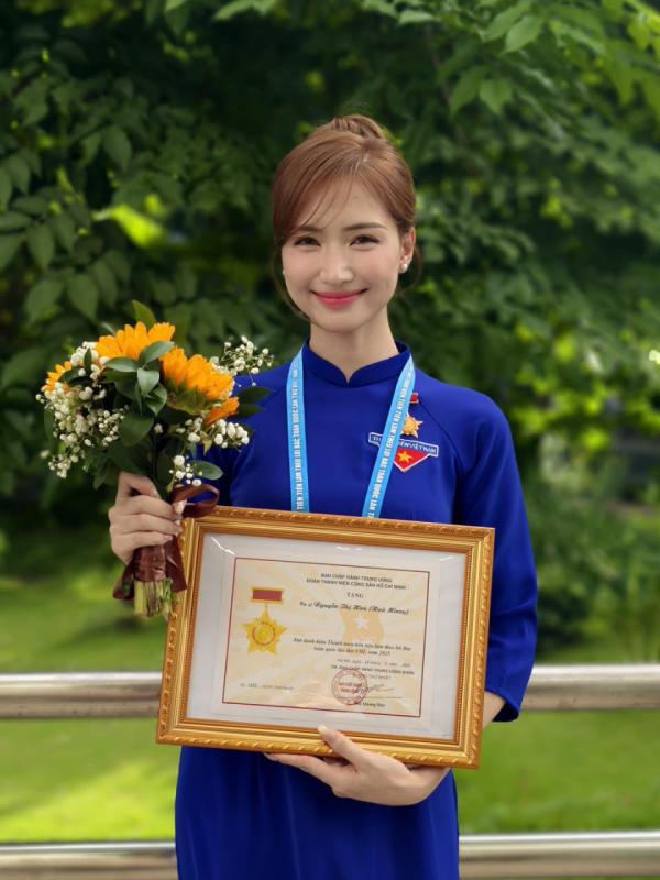 Ca sĩ Việt 2 năm liền dự Lễ kỷ niệm 2/9: Tình duyên - sự nghiệp thăng hoa, liên tục nhận bằng khen danh giá- Ảnh 7.
