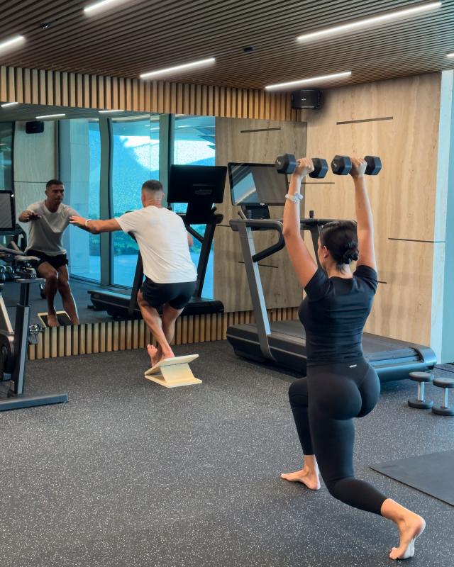 Video cận cảnh đám cưới "có một không hai" của Ronaldo và Georgina: Cô dâu bật khóc, chú rể tỷ phú diện đồ đơn giản, cưới vợ ngay trong phòng khách- Ảnh 4.