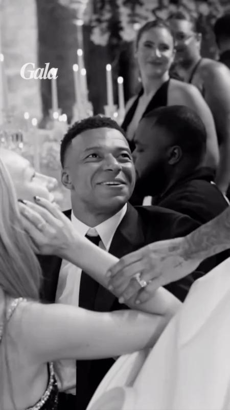 Mbappé cùng mỹ nhân Tây Ban Nha Ester Expósito quẩy tưng bừng ở đám cưới đồng đội, nhan sắc sáng bừng của đàng gái gây sốt- Ảnh 3.
