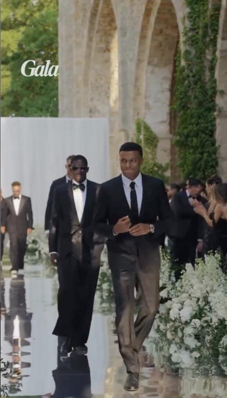Mbappé cùng mỹ nhân Tây Ban Nha Ester Expósito quẩy tưng bừng ở đám cưới đồng đội, nhan sắc sáng bừng của đàng gái gây sốt- Ảnh 2.