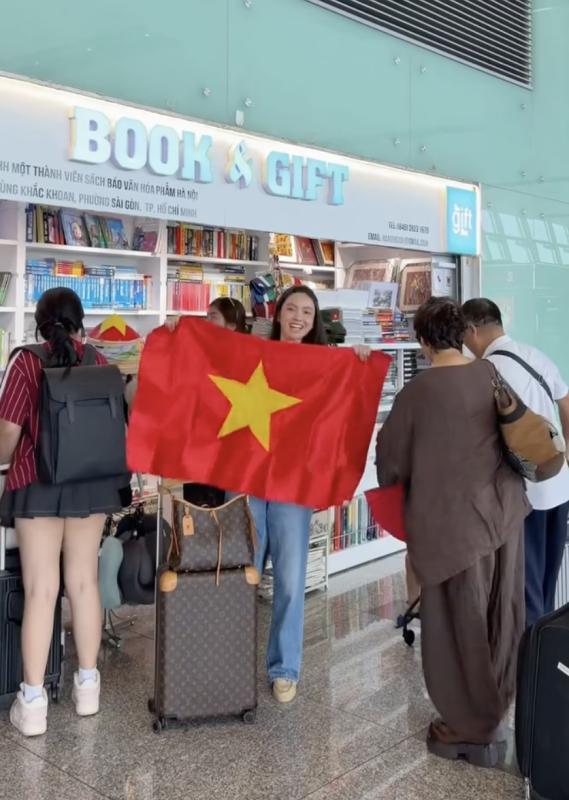 Chu Thanh Huyền khoác cờ Tổ quốc cho con trai, chiếm trọn spotlight tại sân bay khi sang Thái Lan cổ vũ Quang Hải và ĐT Việt Nam- Ảnh 2.