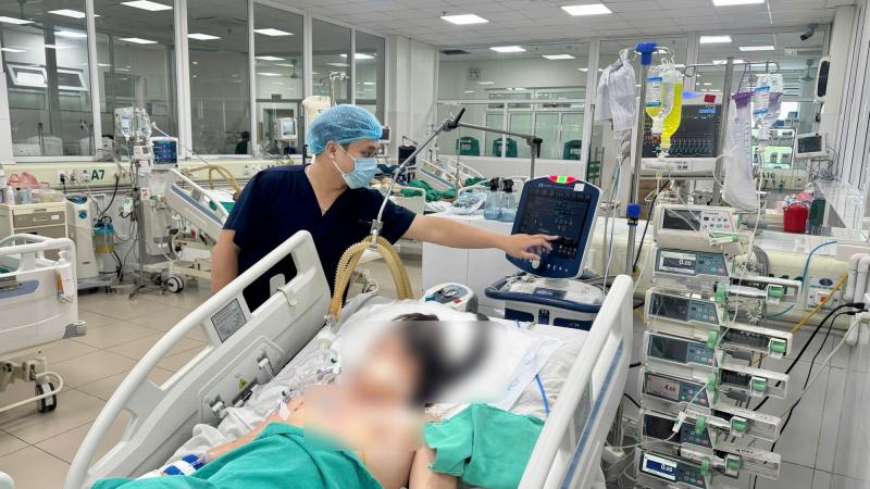 Bé gái 14 tuổi sốt một tuần, bác sĩ phát hiện “thủ phạm” bất ngờ dưới ngực- Ảnh 1.