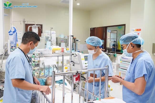Nỗi hối hận muộn màng từ thói quen nguy hiểm: Cảnh báo cha mẹ cho trẻ ngồi trước xe máy - Ảnh 1.