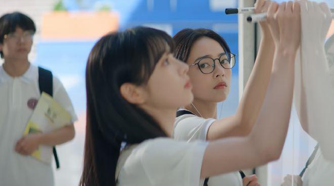 Đang viral cô gái thiên tài có IQ cao hơn Einstein, 22 tuổi là giáo sư: Xinh đẹp giỏi giang nhưng không ai khen nổi- Ảnh 4.