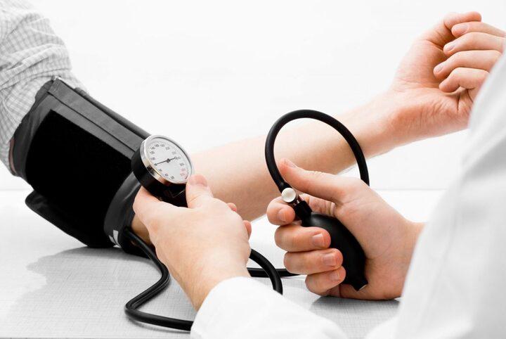 20 tuổi, huyết áp 180/100 mmHg, bất ngờ phát hiện u tuyến thượng thận- Ảnh 1.