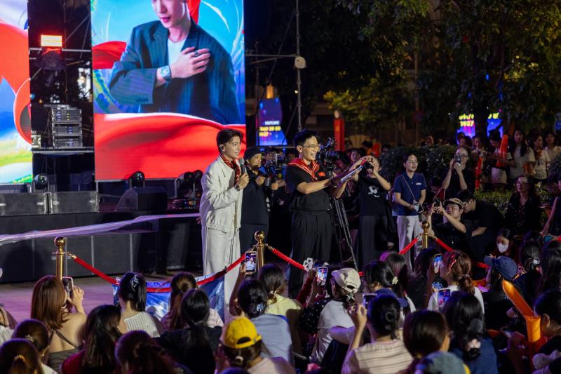 Tổ hợp visual "không điểm chê" tại concert Tổ Quốc Trong Tim: Sơn.K đứng yên cũng gây mê, Cody Nam Võ - TOKI đẹp ngời ngời- Ảnh 14.