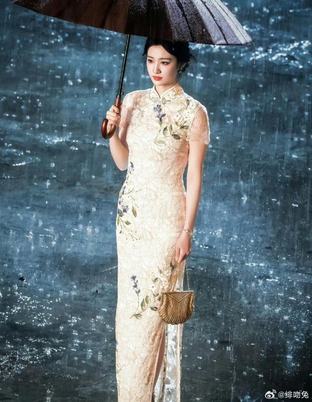 10 mỹ nhân mặc sườn xám đẹp nhất Trung Quốc: Vương Sở Nhiên bét bảng, hạng 1 đẹp hơn cả Lưu Diệc Phi- Ảnh 1.