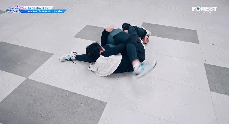 Trấn Thành và Jung Il Woo vật nhau tơi tả: Người xém lòi sụn mũi, người chảy máu- Ảnh 1.
