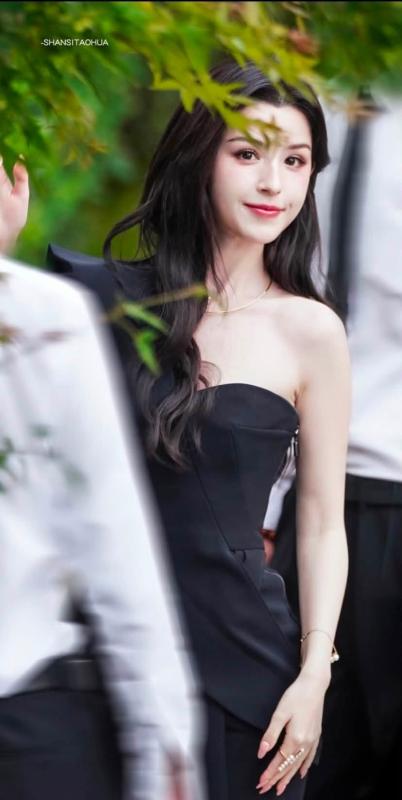 Nữ thần bị quên lãng của thánh địa nhan sắc Tân Cương: Vừa xuất hiện đã nổ tung cõi mạng, đẹp rung động lòng người- Ảnh 1.
